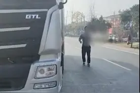 货车司机遇碰瓷，山东小伙一声吼吓走碰瓷者：我有录像图片