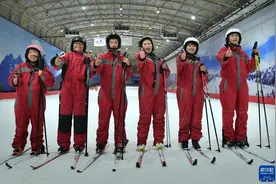 “滑雪很有趣是因为滑得很快，像小鸟在天上飞”图片