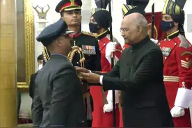 那个所谓击落巴基斯坦F-16的印军飞行员被授勋了，印媒还称创造历史图片