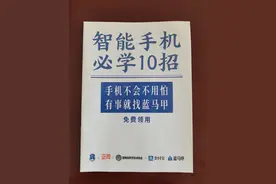 为教老人们学用智能手机 郑州一七旬老人幽默风趣地“奔忙”图片