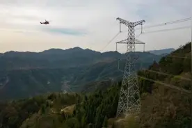 三峡电站输出线路迁改首次使用直升机吊装图片