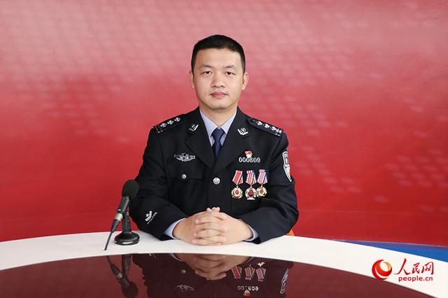 人民网 陈永整摄福建省公安厅法制总队二支队副支队长林洪森接受人民