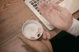 饭前吃药还是饭后吃药？忘了吃药需要补吗？很多人都做错了……图片