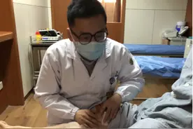 都说“伤筋动骨一百天”，六旬老人休养了大半年后，腿却不会动了图片