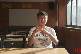 00后接棒 | 手语翻译陈鑫：坚持手语志愿服务4年 立志推开那道“玻璃门”图片