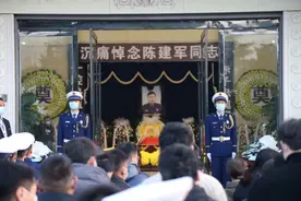 安徽消防员救轻生者坠楼牺牲后：父母两度丧子不忍回乡已迁居图片