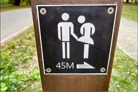 台湾一景区卫生间指引标志出现“掀裙子+偷窥图”遭痛批，相关部门：为了幽默图片