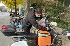 小镇有个“配送员”专给老人送餐图片