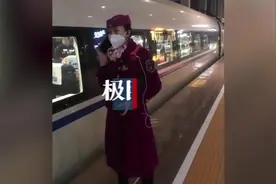 高铁因贵阳地震午夜滞留重庆，多名乘客车厢内过夜视频封面