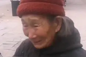 七旬母亲喂养瘫痪儿子46年 烧饼店店主：只要有我一口吃的，就不会饿着你图片