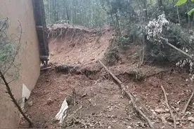 滑坡致洛南一村民家房子成危房，镇政府：将协助重建图片