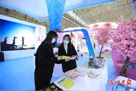 碧潭观鱼光影秀，“东湖之眼”成宠儿，“有一种武汉叫东湖”图片