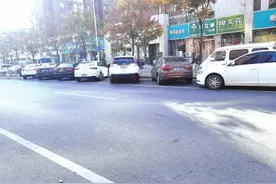 郑州交警提醒：路内不在停车位停放的车辆属违停图片