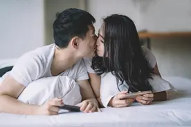 20多岁小情侣热吻，“噗”一声，女生耳朵听不见了图片