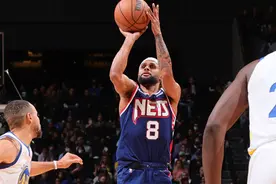 米尔斯本赛季三分命中率和场均三分命中都全队最高图片