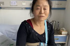 不满被劝走斑马线，四川自贡一女子暴打劝导员还和路人打了起来图片