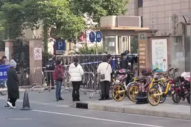 第九人民医院南部院区暂停门急诊，家人送来生活必需品图片