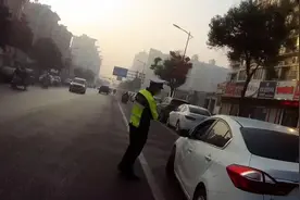 车道内停车睡觉，盐城一男子涉醉驾将获刑视频封面