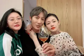 大S宣布离婚后首现身 与小S一众好友聚会状态佳图片