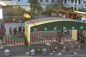 “警察叔叔接我放学！”中风险小区“只进不出”，最远在松江的18个孩子这样安然回家图片