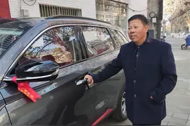 父亲6年前随口许愿渴望有辆车，儿子攒钱6年后送父亲一辆新车图片