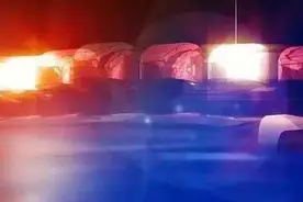 深夜男子酒后骑车掉进沟里 脚踝骨折被困图片