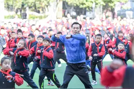 武汉市长港路小学：校长每日领舞成“风尚”图片