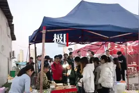 学生得知摊主丈夫患病排队买煎饼，摊主儿媳：希望也照顾其他人生意图片