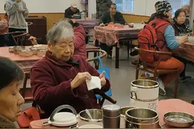 女子为高龄、独居老人做饭6年，老人住院都要吃她做的菜图片