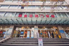 多图直击丨医生挥手送别病人，急诊室来了第一辆救护车图片