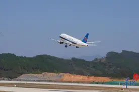 「图集」看，飞机！居民带板凳围观韶关丹霞机场通航图片