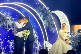 不会讲脱口秀都没法参加婚礼了？兄弟大婚 伴郎幽默送祝福图片