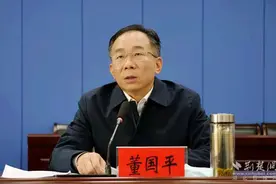 鄂城区委书记痛斥少数干部暮气横秋雷打不惊，“穿新鞋走老路”数日子“撞钟”图片