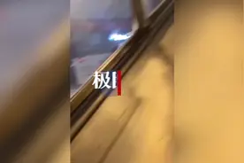 囧！女生深夜玩滑梯发现出口被锁，手脚并用原路爬回，同伴笑了半小时图片