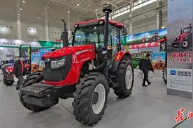 东方红无人驾驶拖拉机农博会上“亮功夫”图片