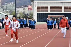 奥运冠军把趣味体育课带进秦巴山区图片