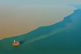 黄河入海口出现“鸳鸯锅”奇观