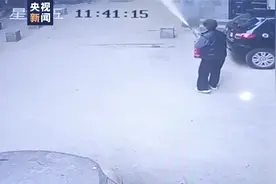 拔掉保险 喷射灭火 从容淡定 身手敏捷 八旬奶奶如此硬核灭火图片