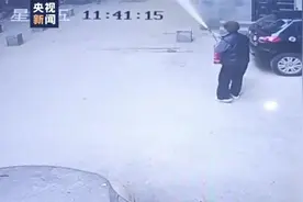 从容淡定！八旬奶奶硬核灭火 网友：奶奶好身手图片