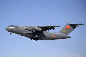 运油—20加油机首次绕台，台前“空军副司令”：战机掩护加油机，加油机替战机加油图片