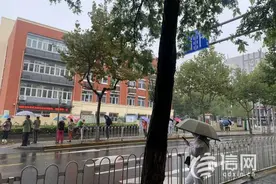 电子烟店距离小学仅50米 家长质疑悦刻审核不严图片