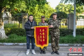 武警重庆总队特战队员请假外出“顺手”抓了个小偷图片