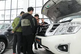 探店优信二手车合肥大卖场：中东土豪版“越野王”大比拼图片