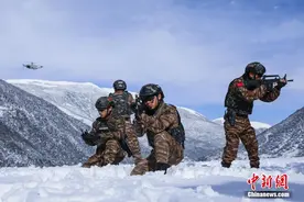 川西雪域高原上武警官兵雪地开展实战化训练图片