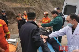 房县老农深山除草突发脑溢血晕倒，3小时紧急救援保住一命图片