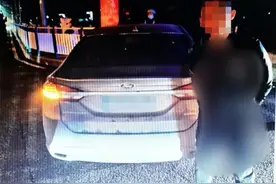 和老婆吵架后醉驾上路，结果他开着开着睡着了……图片