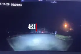 河南多地天空划过不明物凌晨亮如白昼，居民：听到爆破声，大脑一片空白图片