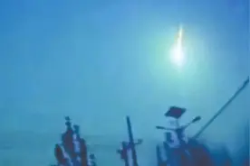 不明物体划过天空 一道白光伴随巨大声响 点亮河南夜空的是火流星？图片