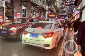 400米公路开车要45分钟？！居民称摊贩占道经营 居委会：是个老大难图片