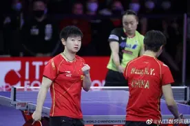 孙颖莎王曼昱世乒赛女双决赛夺冠图片